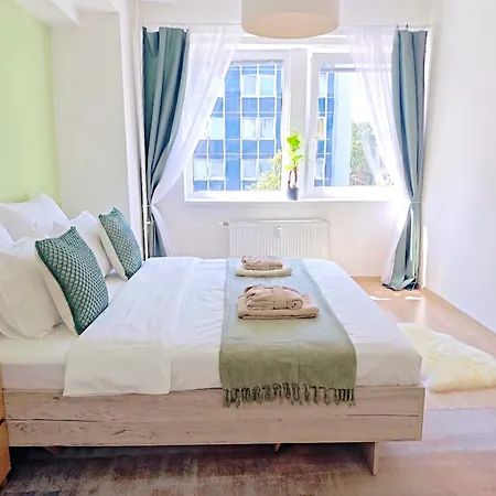 Smichov Modern Comfort Stay, Parking, Gym براغ