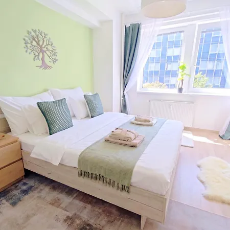 Smichov Modern Comfort Stay, Parking, Gym *