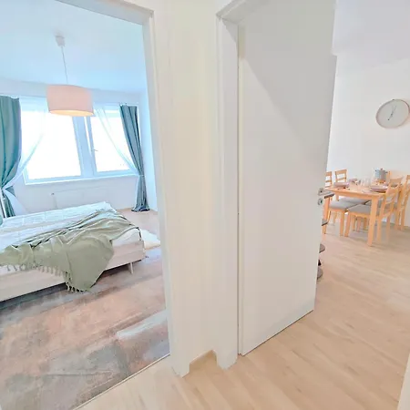 Smichov Modern Comfort Stay, Parking, Gym *