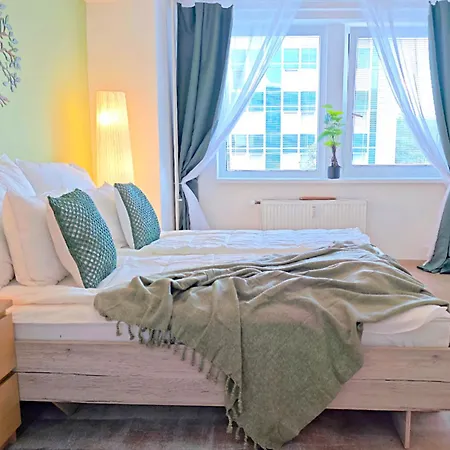 Smichov Modern Comfort Stay, Parking, Gym * Praga